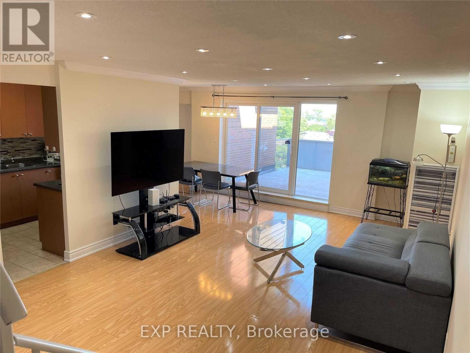 330 - 3025 The Credit Woodlands Road, Mississauga, ON - Indoor Photo Showing Living Room
