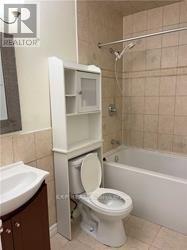 330 - 3025 The Credit Woodlands Road, Mississauga, ON - Indoor Photo Showing Bathroom