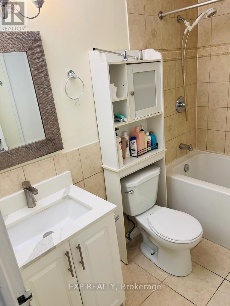 330 - 3025 The Credit Woodlands Road, Mississauga, ON - Indoor Photo Showing Bathroom