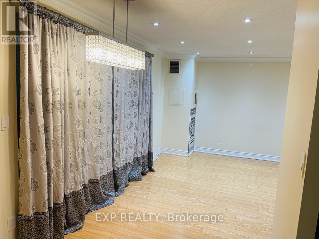 330 - 3025 The Credit Woodlands Road, Mississauga, ON - Indoor Photo Showing Other Room