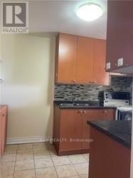 330 - 3025 The Credit Woodlands Road, Mississauga, ON - Indoor Photo Showing Kitchen