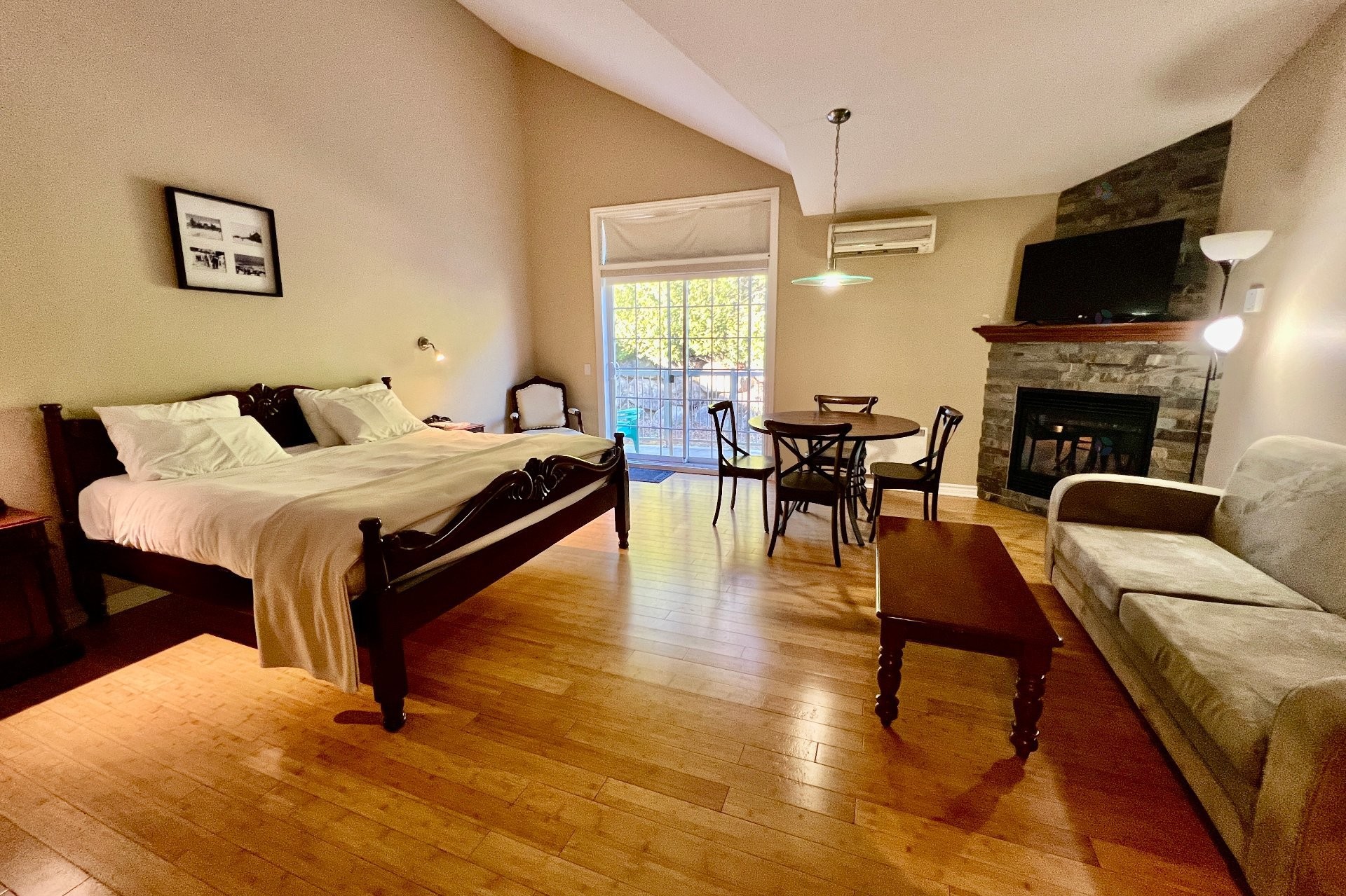 Loft - 204-500 Ch. Des Frênes, Piedmont, QC - Indoor With Fireplace