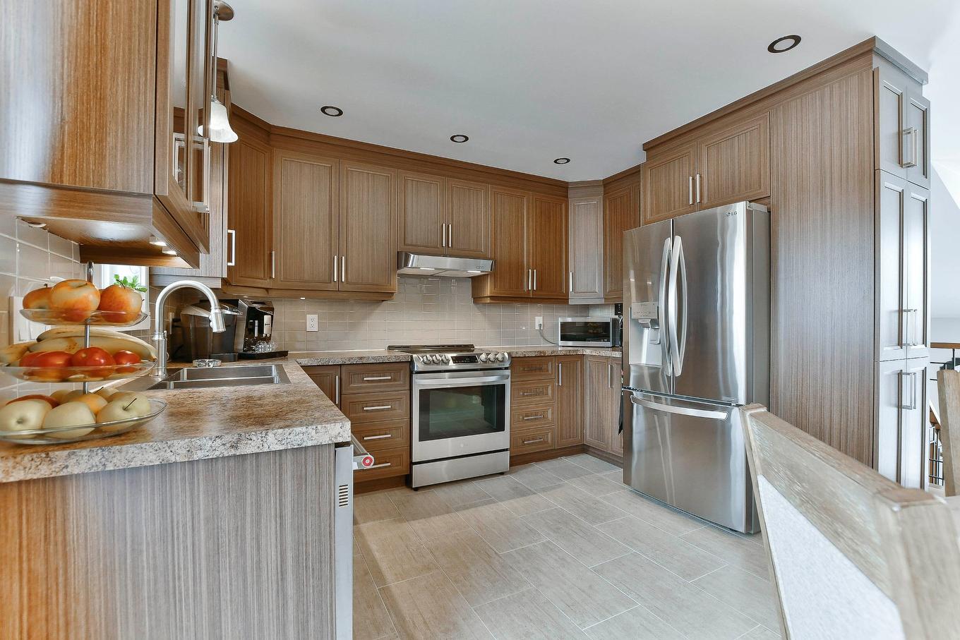 Cuisine - 1364 Av. St-Jean, Mascouche, QC - Indoor Photo Showing Kitchen With Double Sink