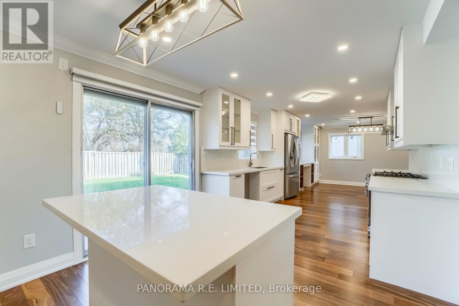 100 Poplar Heights Drive, Toronto, ON - Indoor Photo Showing Kitchen With Upgraded Kitchen