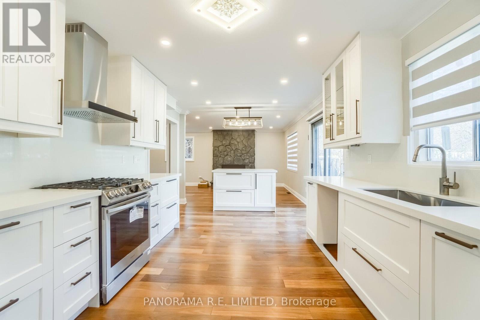 100 Poplar Heights Drive, Toronto, ON - Indoor Photo Showing Kitchen With Upgraded Kitchen