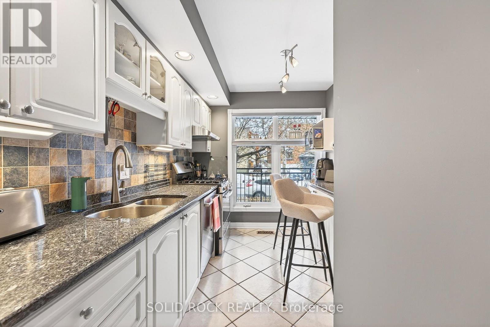 395 Mackay Street, Ottawa, ON - Indoor Photo Showing Kitchen With Double Sink