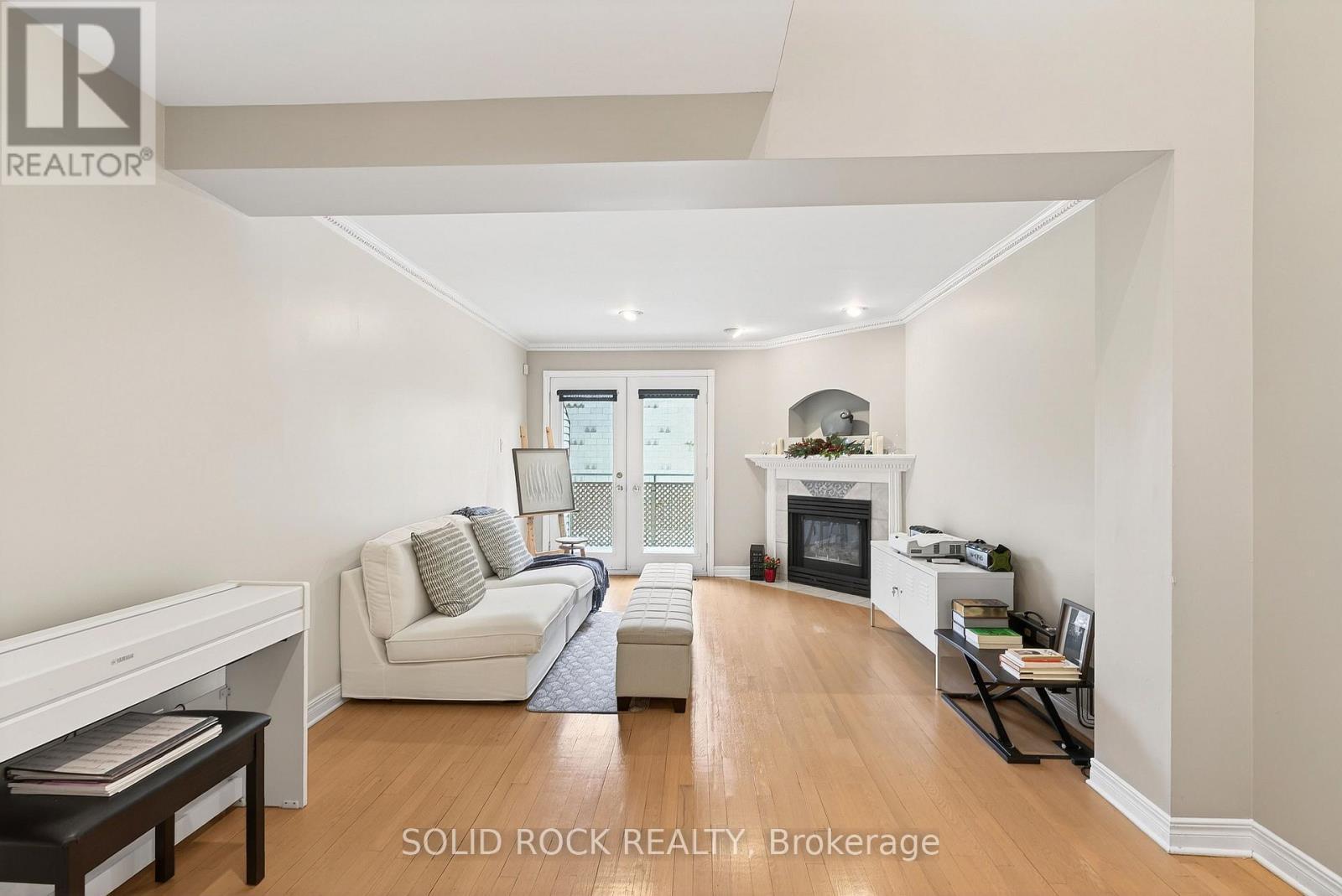 395 Mackay Street, Ottawa, ON - Indoor Photo Showing Living Room With Fireplace