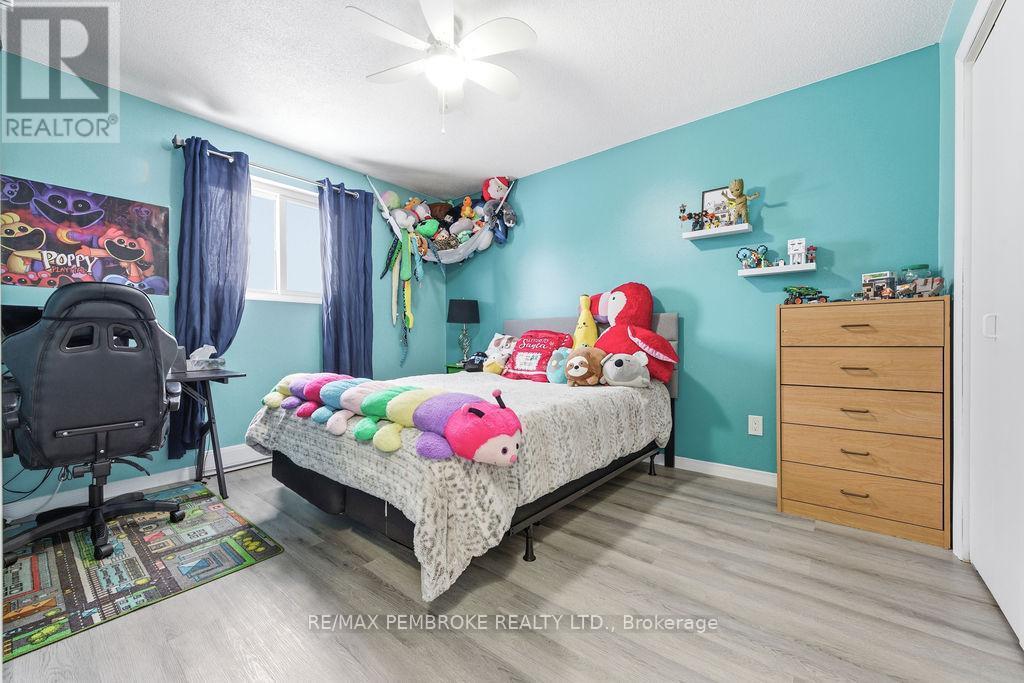 Second bedroom on the main floor - 191 Cecil Street, Pembroke, ON - Indoor Photo Showing Bedroom