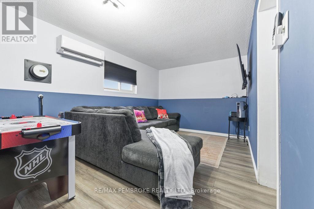 191 Cecil Street, Pembroke, ON - Indoor Photo Showing Other Room