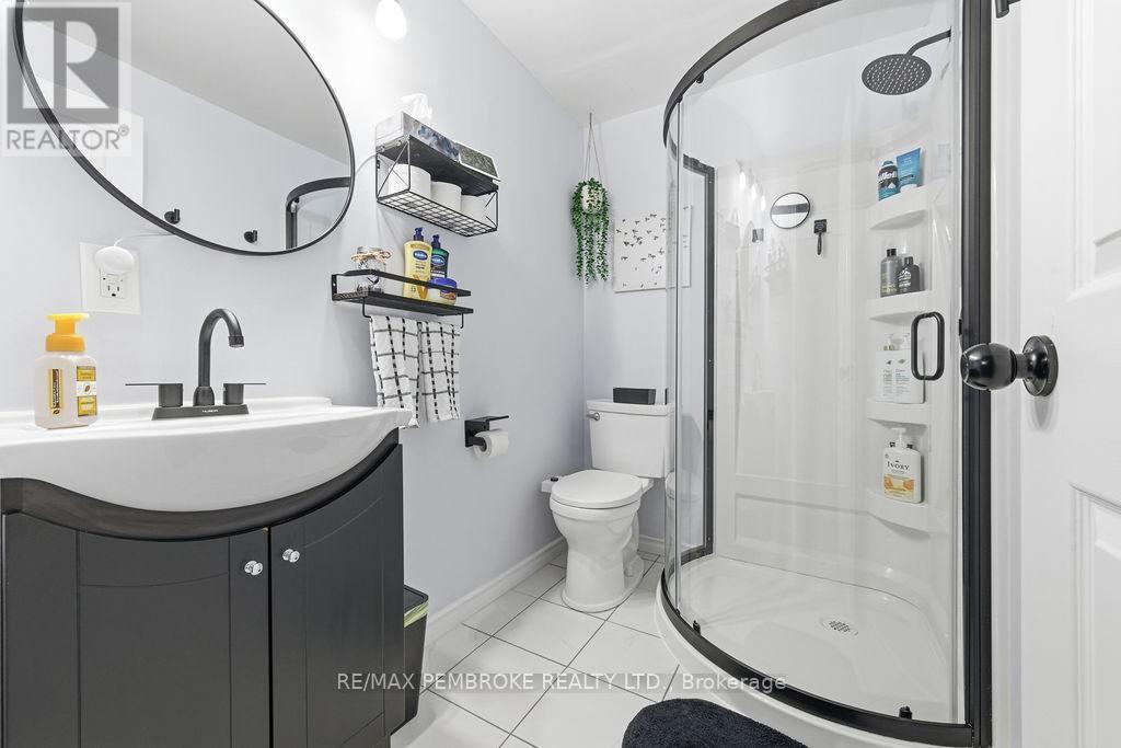 191 Cecil Street, Pembroke, ON - Indoor Photo Showing Bathroom