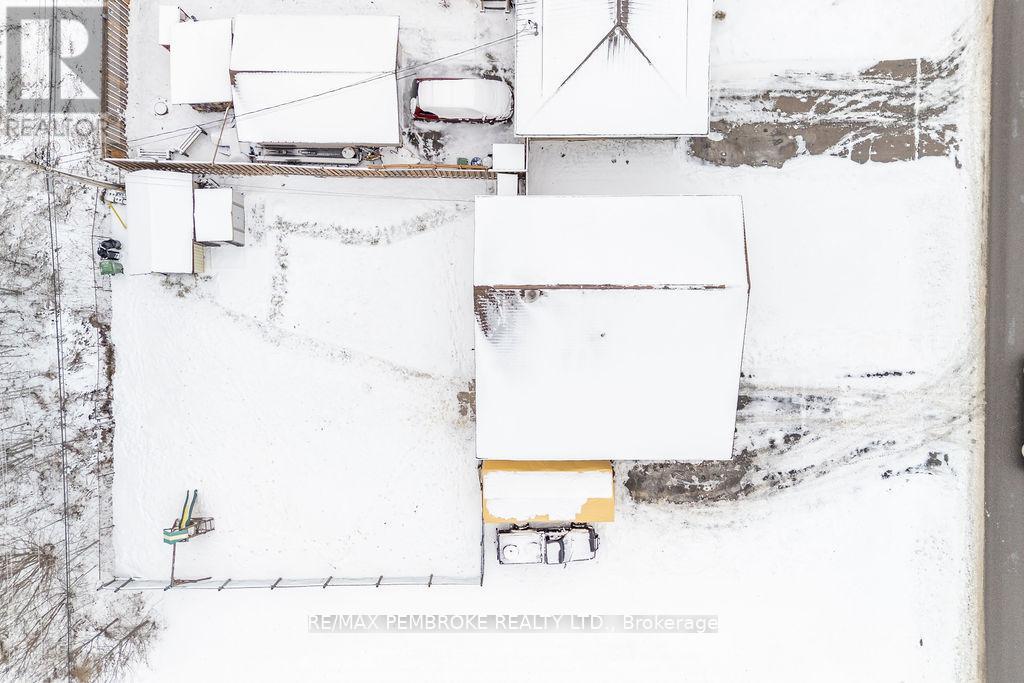 Large primarily fenced back yard - 191 Cecil Street, Pembroke, ON - Other