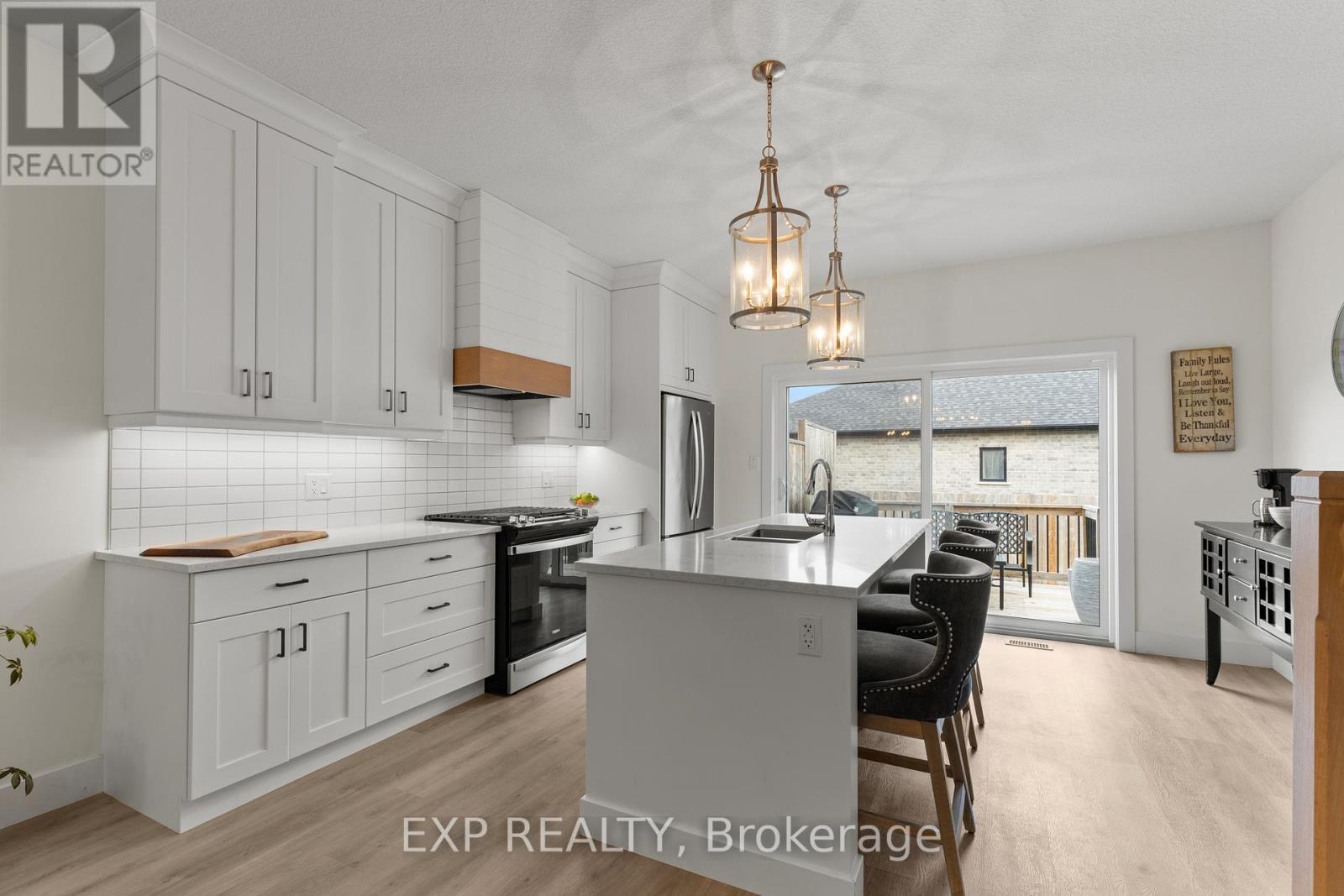 31 - 744 Nelson Street W, Norfolk, ON - Indoor Photo Showing Kitchen With Upgraded Kitchen