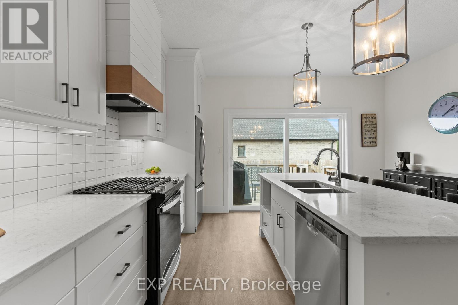 31 - 744 Nelson Street W, Norfolk, ON - Indoor Photo Showing Kitchen With Double Sink With Upgraded Kitchen