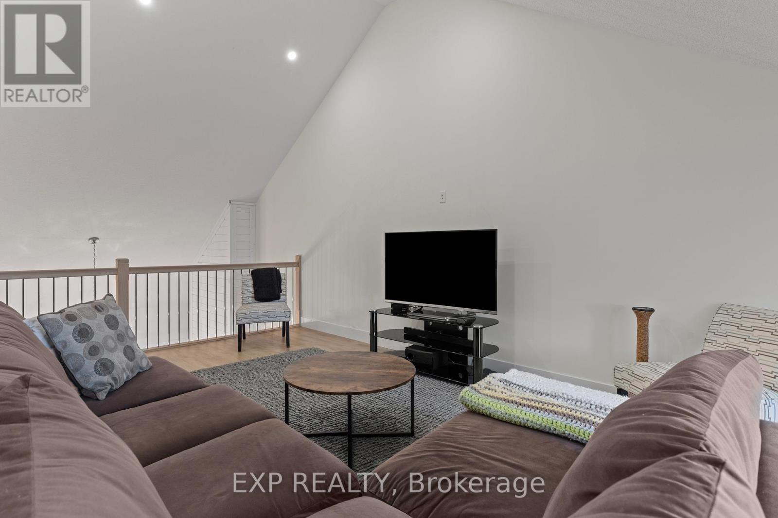 31 - 744 Nelson Street W, Norfolk, ON - Indoor Photo Showing Living Room