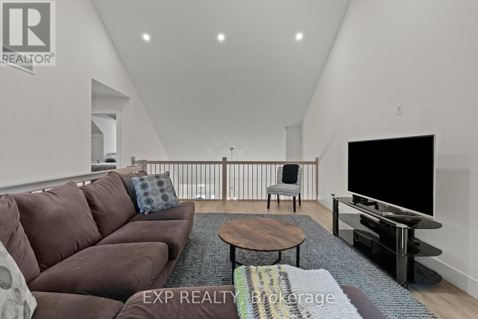 31 - 744 Nelson Street W, Norfolk, ON - Indoor Photo Showing Living Room