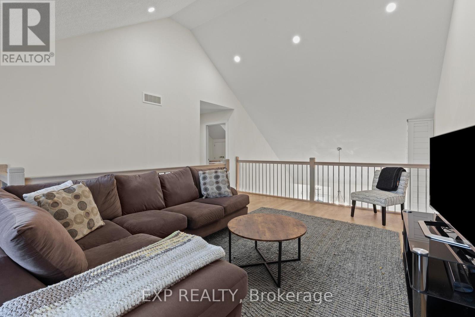 31 - 744 Nelson Street W, Norfolk, ON - Indoor Photo Showing Living Room