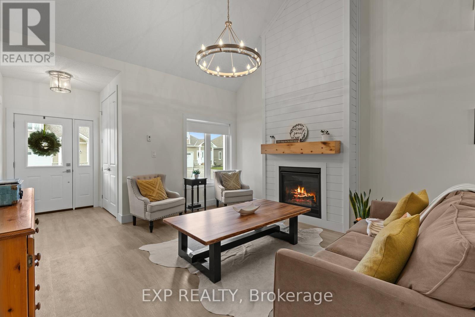 31 - 744 Nelson Street W, Norfolk, ON - Indoor Photo Showing Living Room With Fireplace