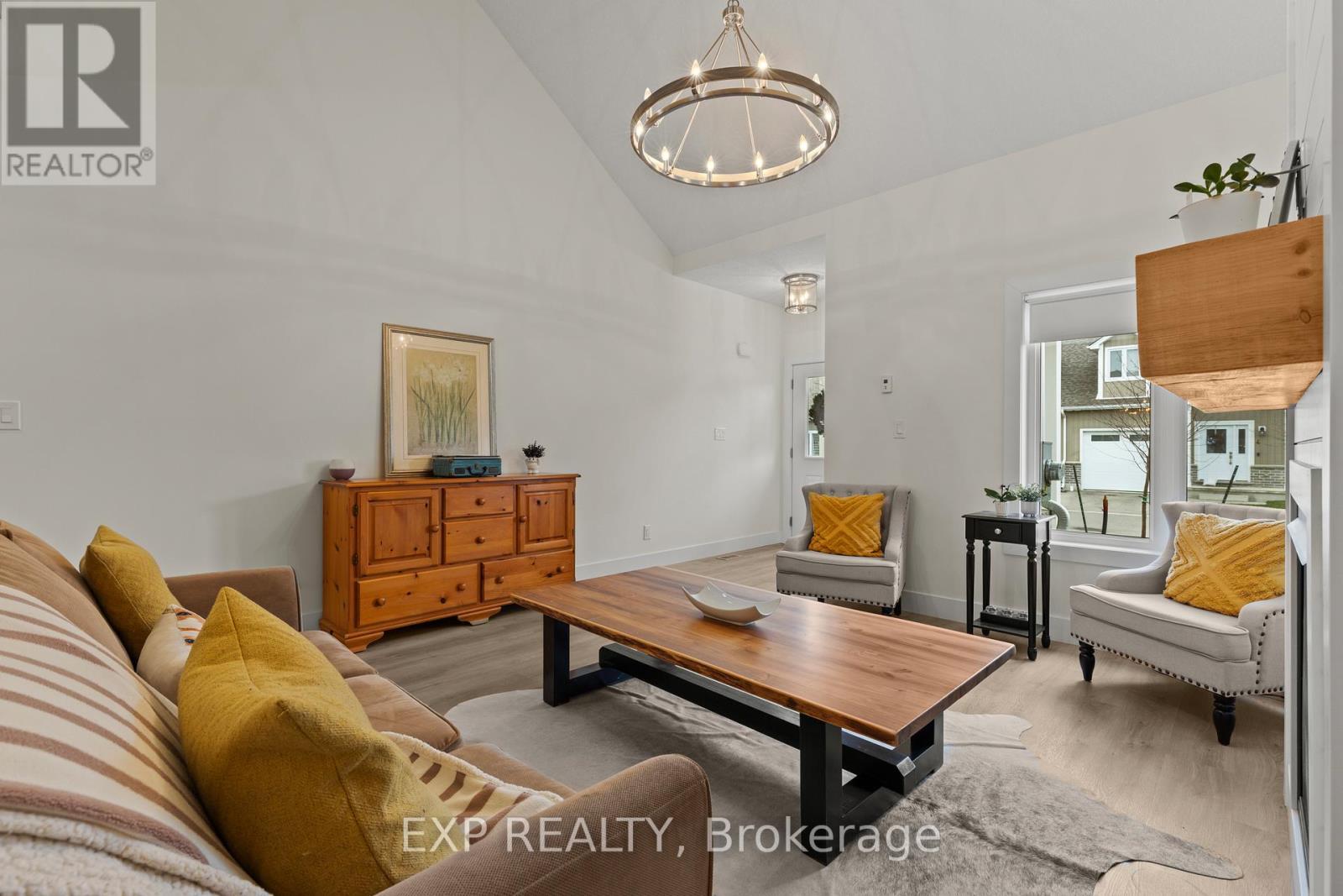 31 - 744 Nelson Street W, Norfolk, ON - Indoor Photo Showing Living Room