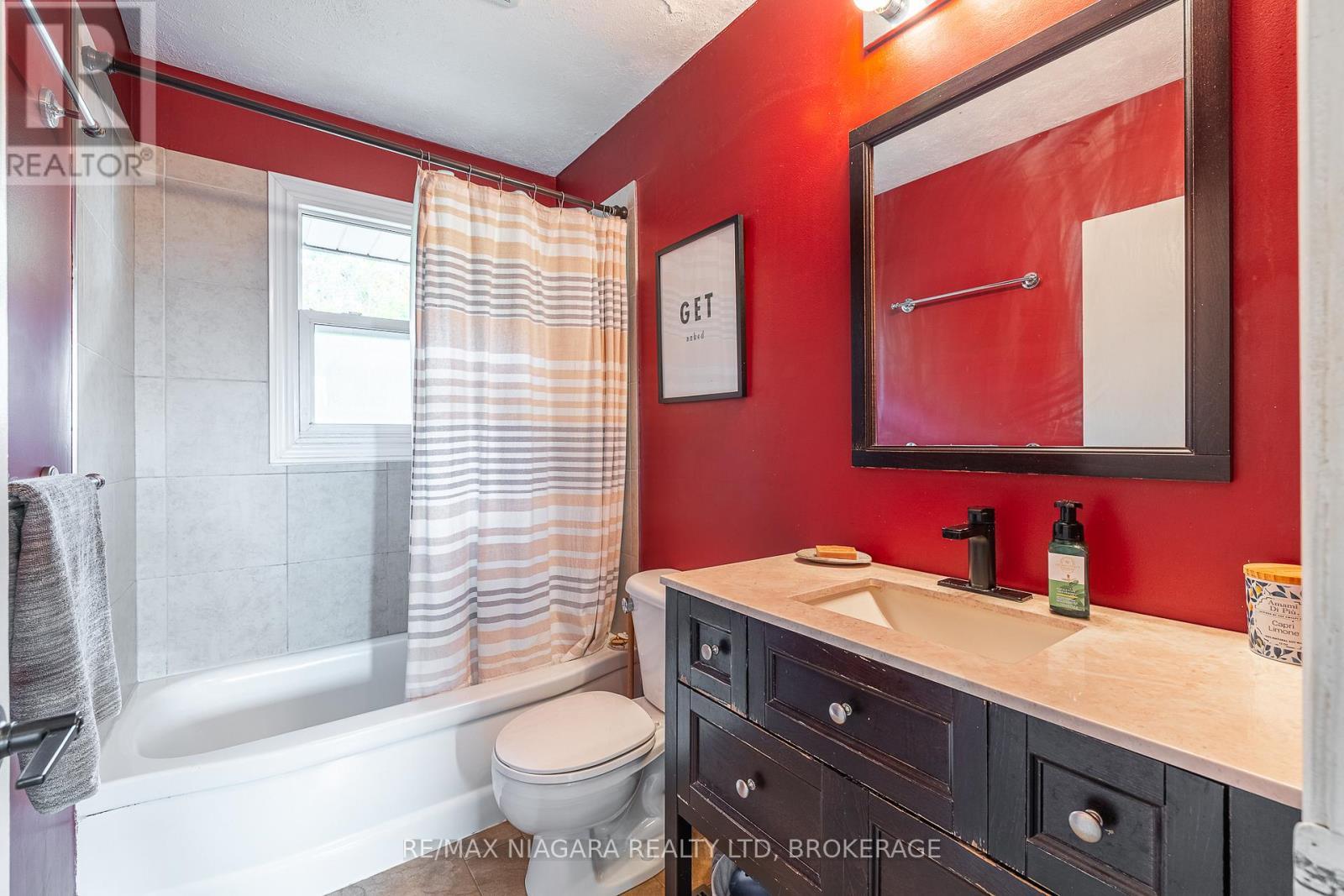 22009 Side Road 20, Wainfleet (Marshville/Winger), ON - Indoor Photo Showing Bathroom