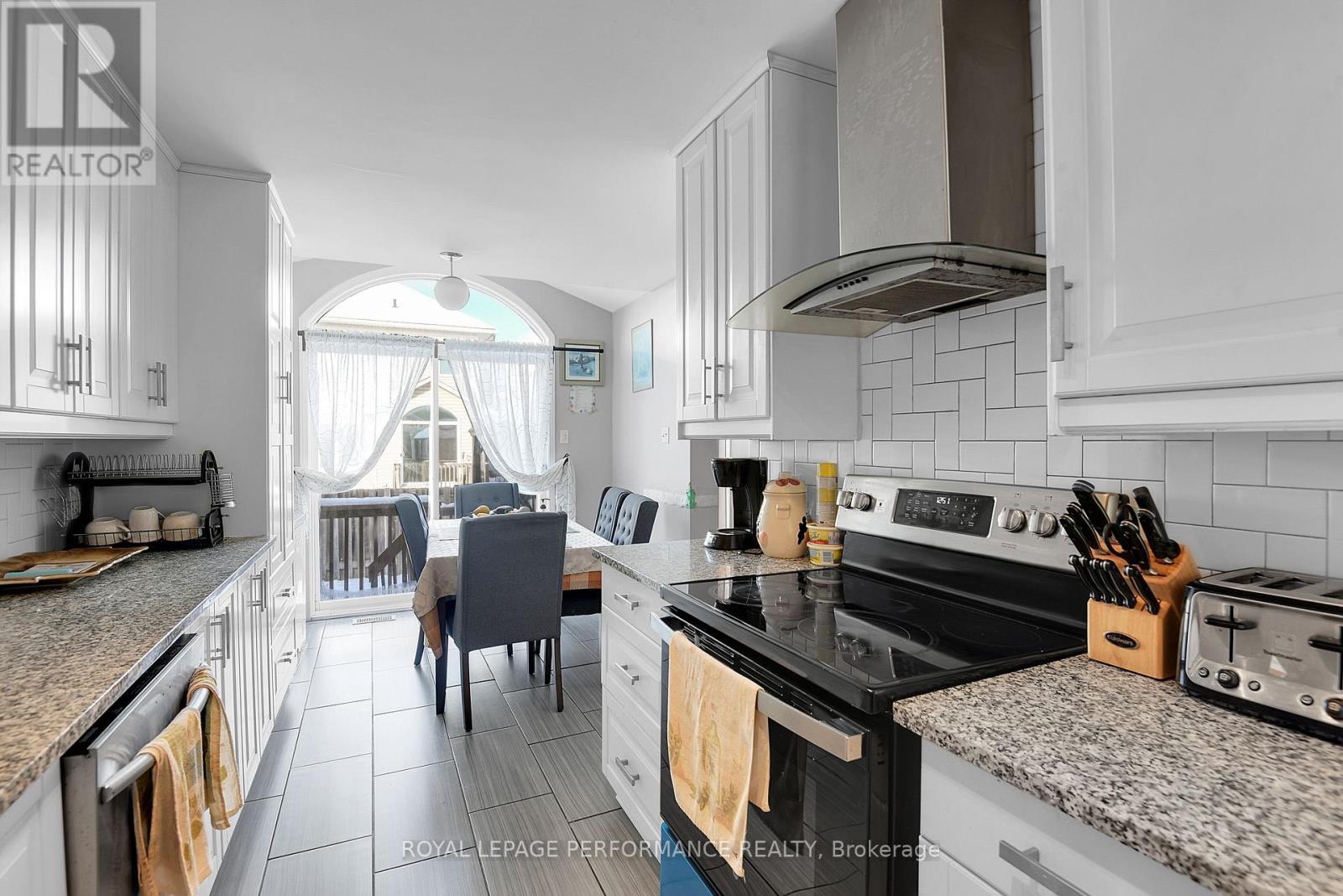 622 Louis Toscano Drive, Ottawa, ON - Indoor Photo Showing Kitchen