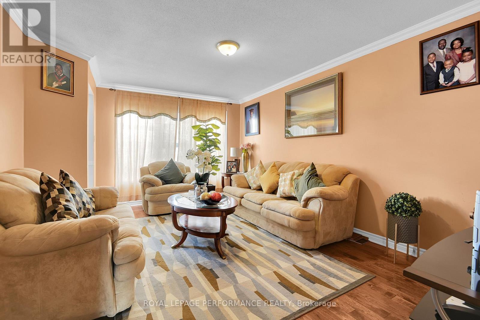 622 Louis Toscano Drive, Ottawa, ON - Indoor Photo Showing Living Room