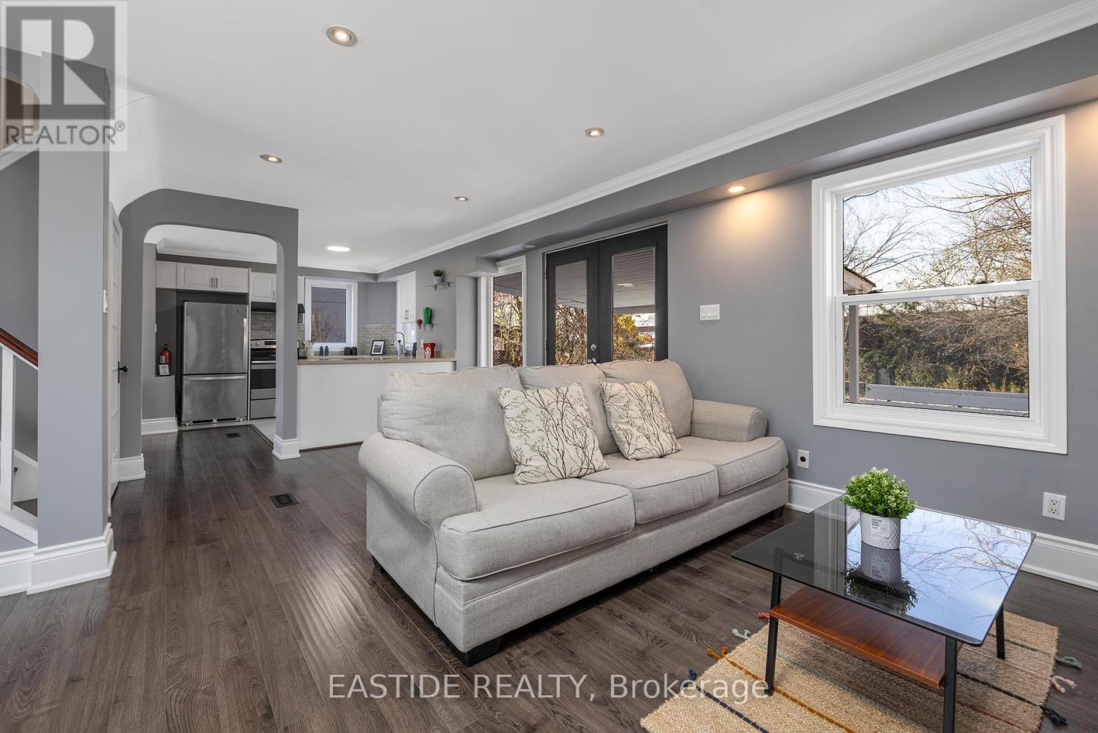 112 Bevdale Road, Toronto, ON - Indoor Photo Showing Living Room
