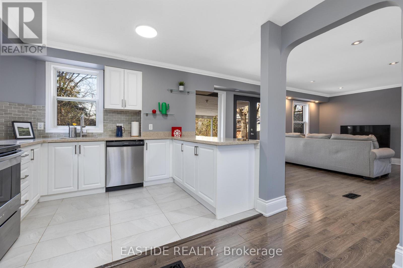 112 Bevdale Road, Toronto, ON - Indoor Photo Showing Kitchen