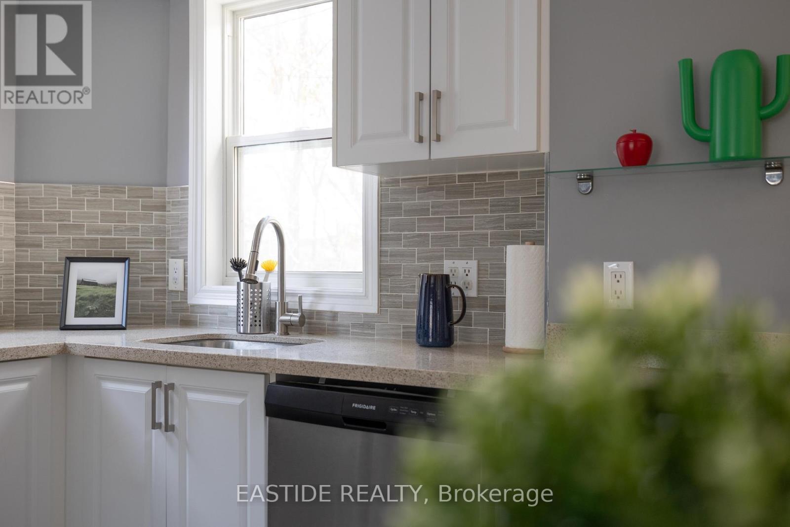 112 Bevdale Road, Toronto, ON - Indoor Photo Showing Kitchen