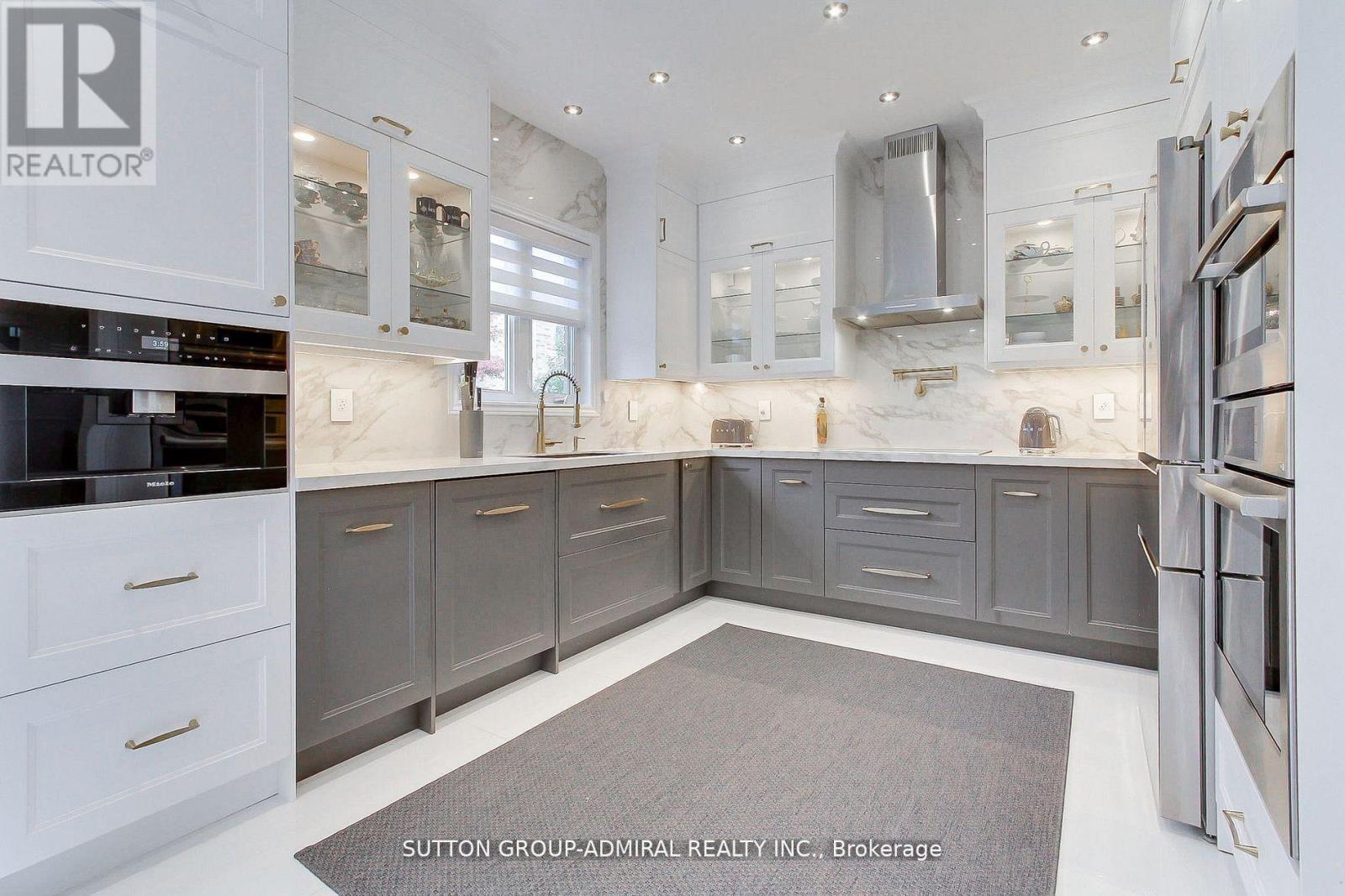 8 Aegis Drive, Vaughan, ON - Indoor Photo Showing Kitchen With Upgraded Kitchen