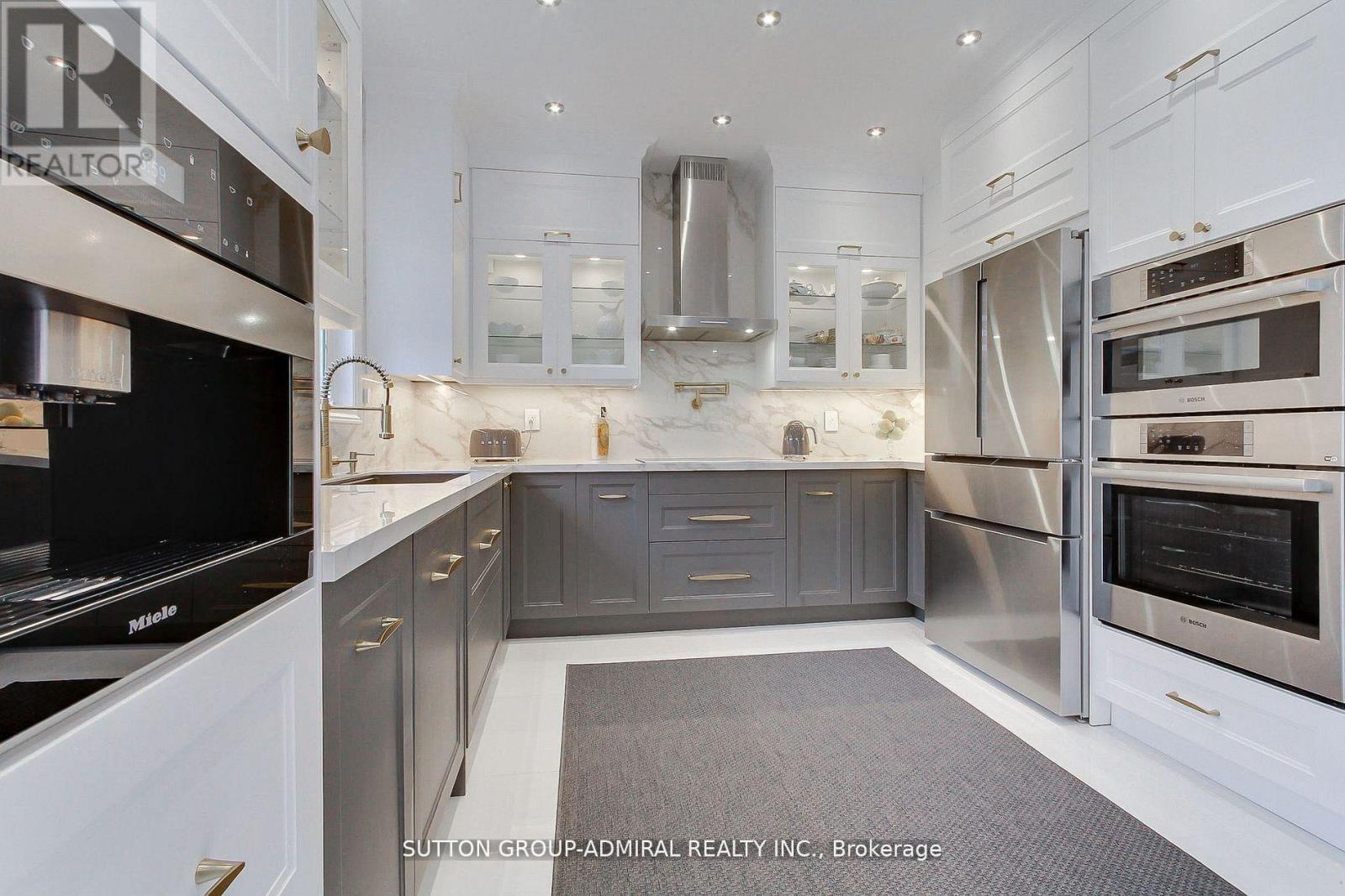 8 Aegis Drive, Vaughan, ON - Indoor Photo Showing Kitchen With Upgraded Kitchen