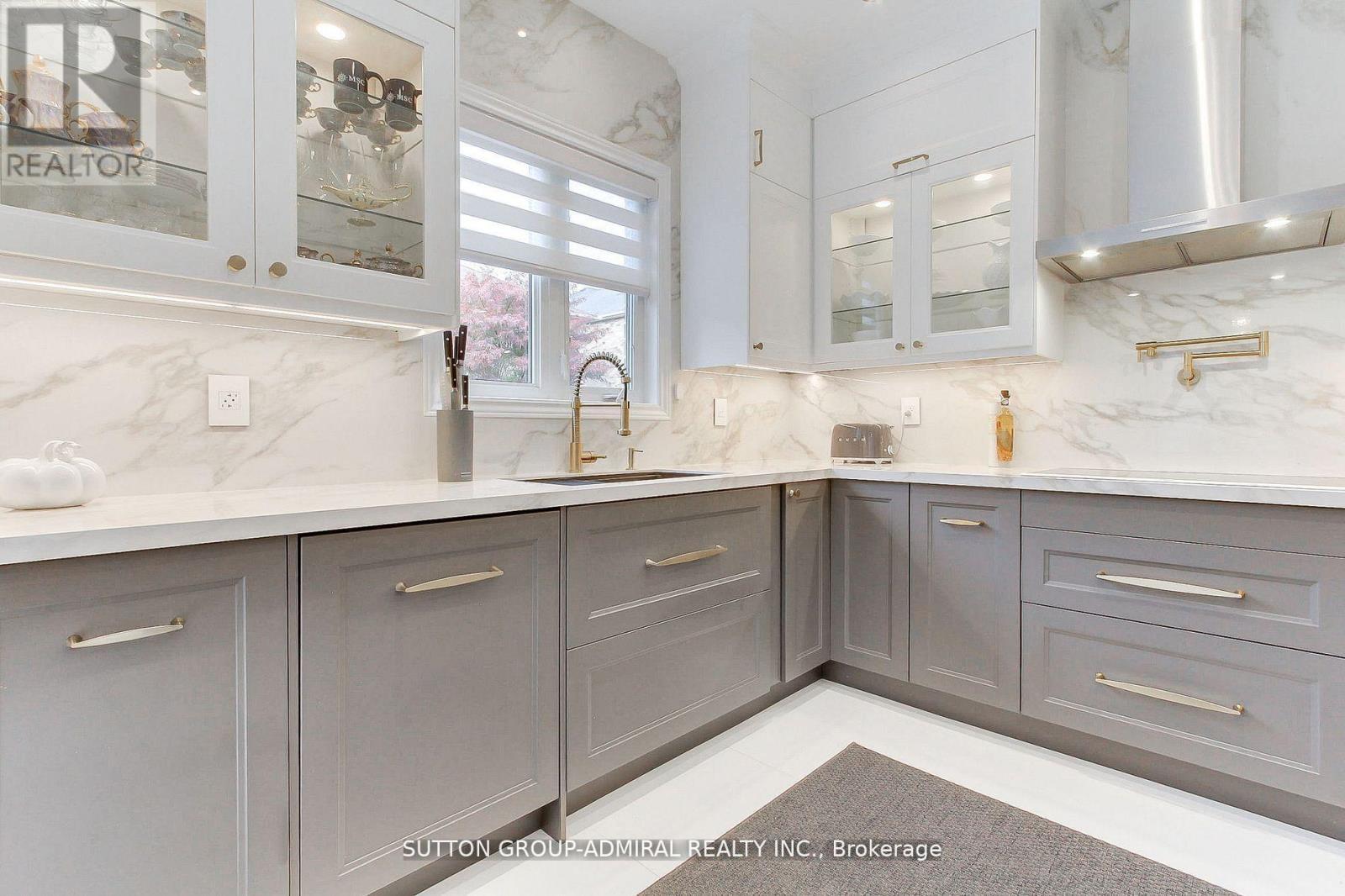 8 Aegis Drive, Vaughan, ON - Indoor Photo Showing Kitchen