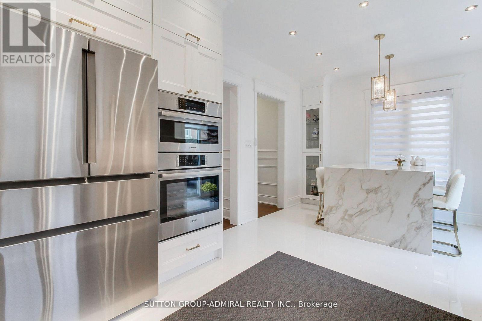 8 Aegis Drive, Vaughan, ON - Indoor Photo Showing Kitchen With Upgraded Kitchen