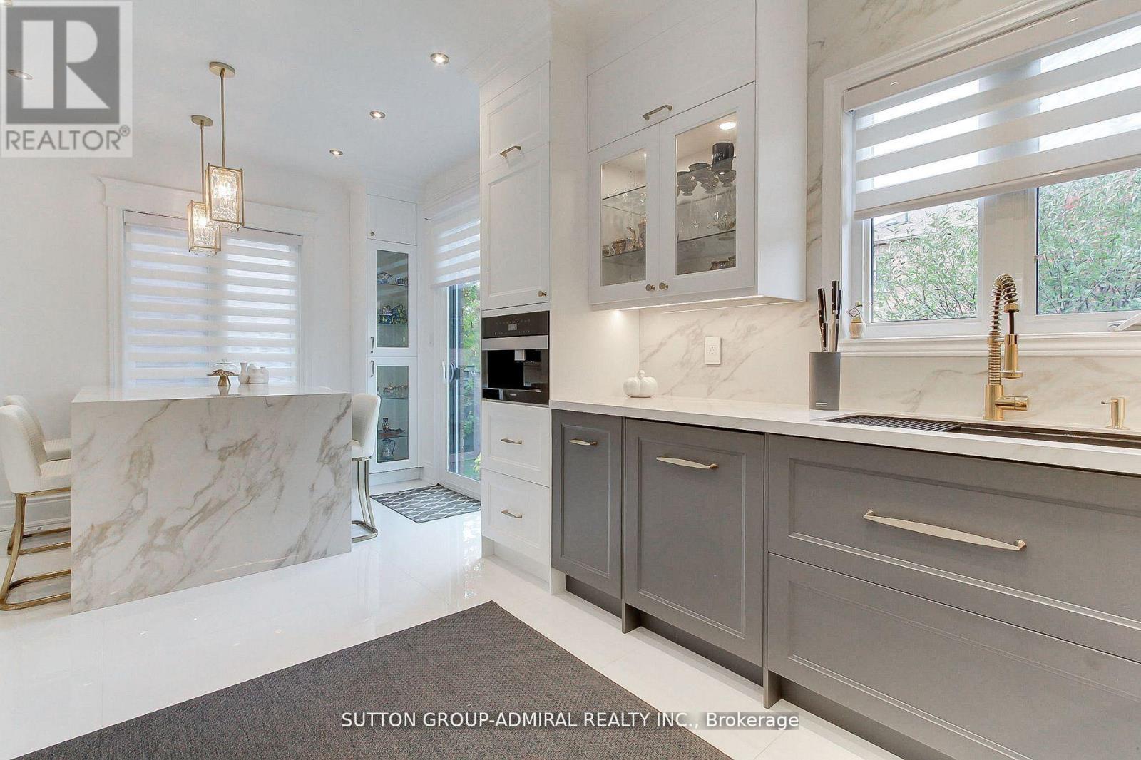 8 Aegis Drive, Vaughan, ON - Indoor Photo Showing Kitchen With Upgraded Kitchen