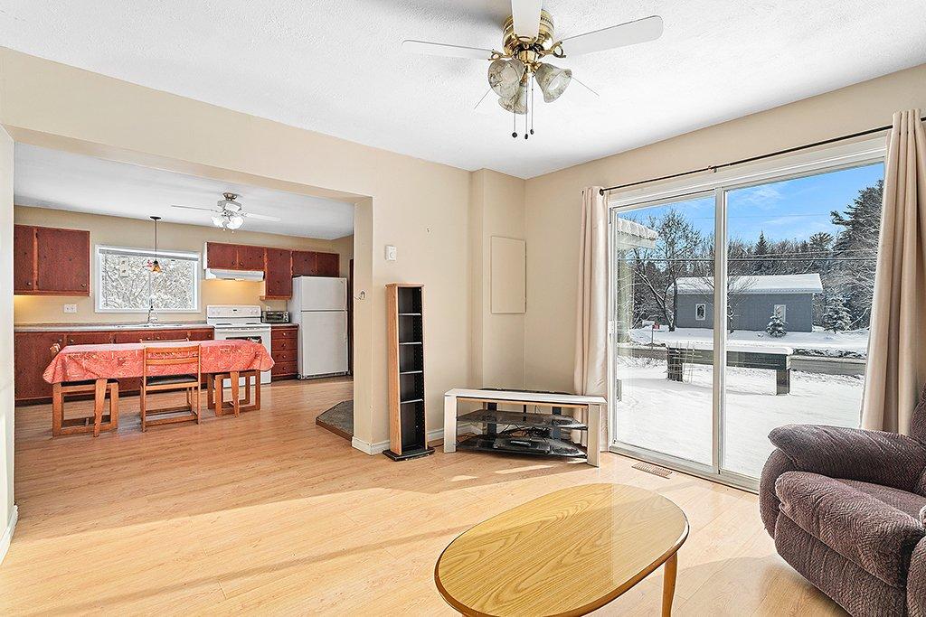 Salon - 78 Route 301, Alleyn-Et-Cawood, QC - Indoor Photo Showing Living Room