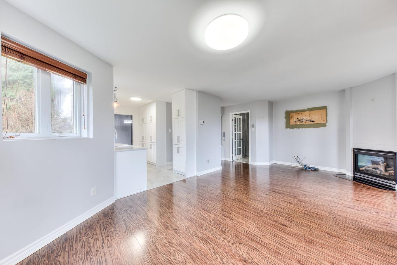 Living room - 101-6795 Av. Raoul, Longueuil (Saint-Hubert), QC - Indoor With Fireplace