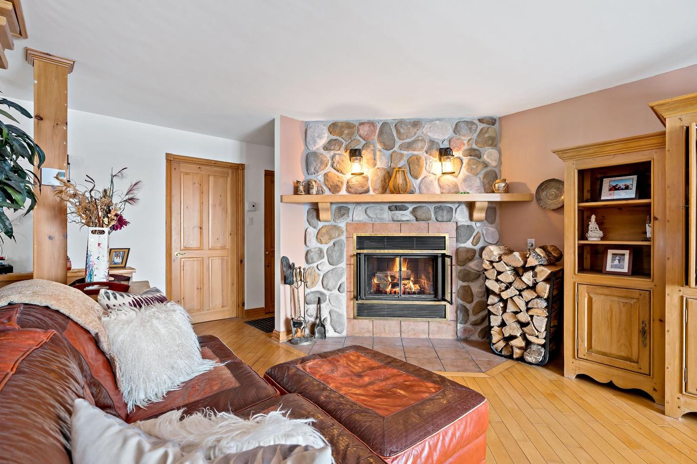 Salon - 2602 Ch. Brunet, Sainte-Agathe-Des-Monts, QC - Indoor Photo Showing Living Room With Fireplace