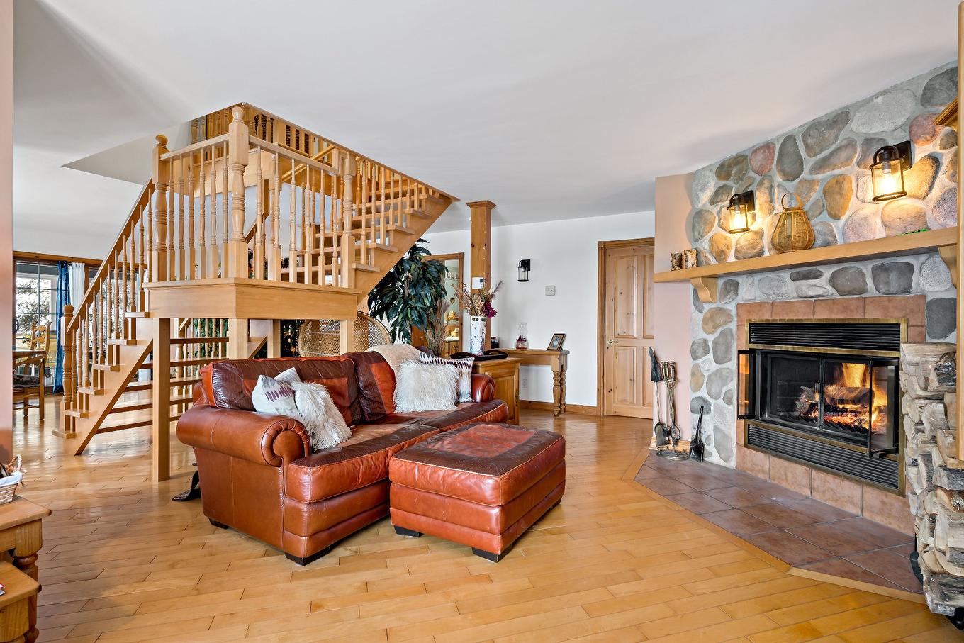 Salon - 2602 Ch. Brunet, Sainte-Agathe-Des-Monts, QC - Indoor Photo Showing Living Room With Fireplace