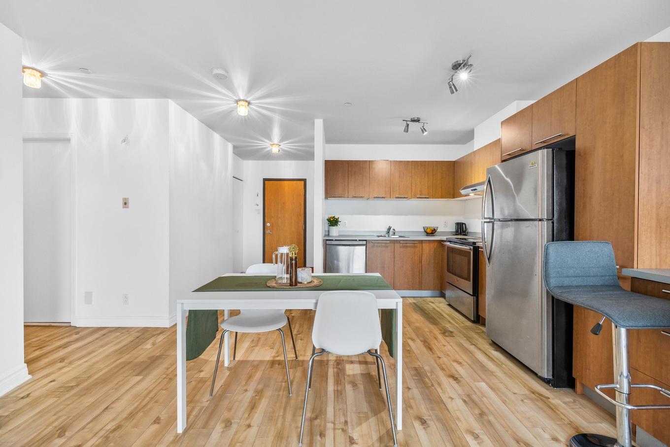 Coin-repas - 302-1445 Boul. Le Corbusier, Laval (Laval-Des-Rapides), QC - Indoor Photo Showing Kitchen