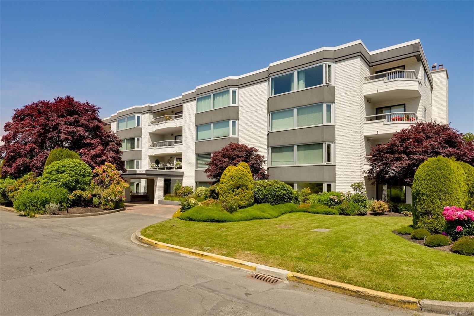 409-1370 Beach Dr, Oak Bay, BC - Outdoor With Facade