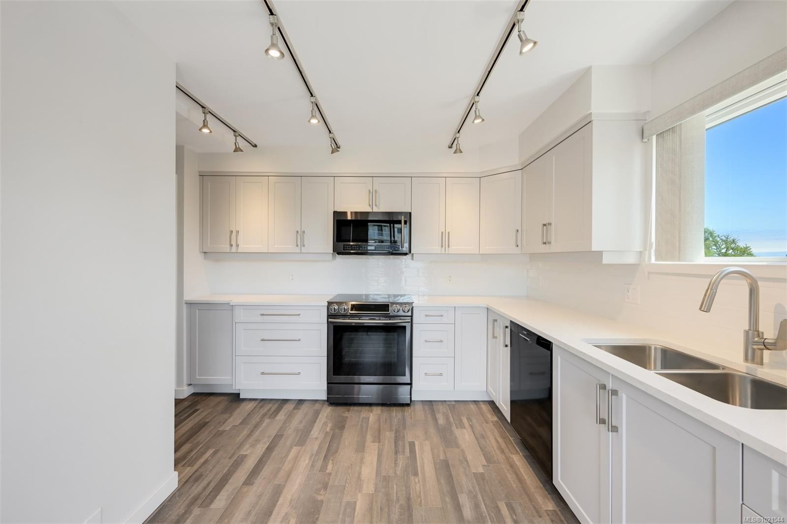 409-1370 Beach Dr, Oak Bay, BC - Indoor Photo Showing Kitchen With Double Sink