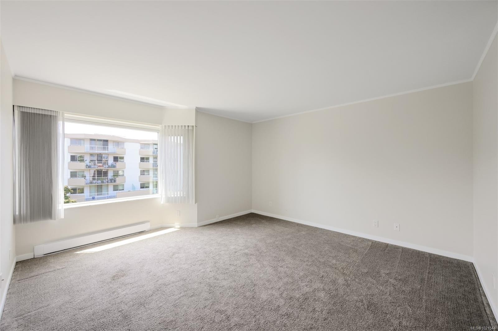 409-1370 Beach Dr, Oak Bay, BC - Indoor Photo Showing Other Room