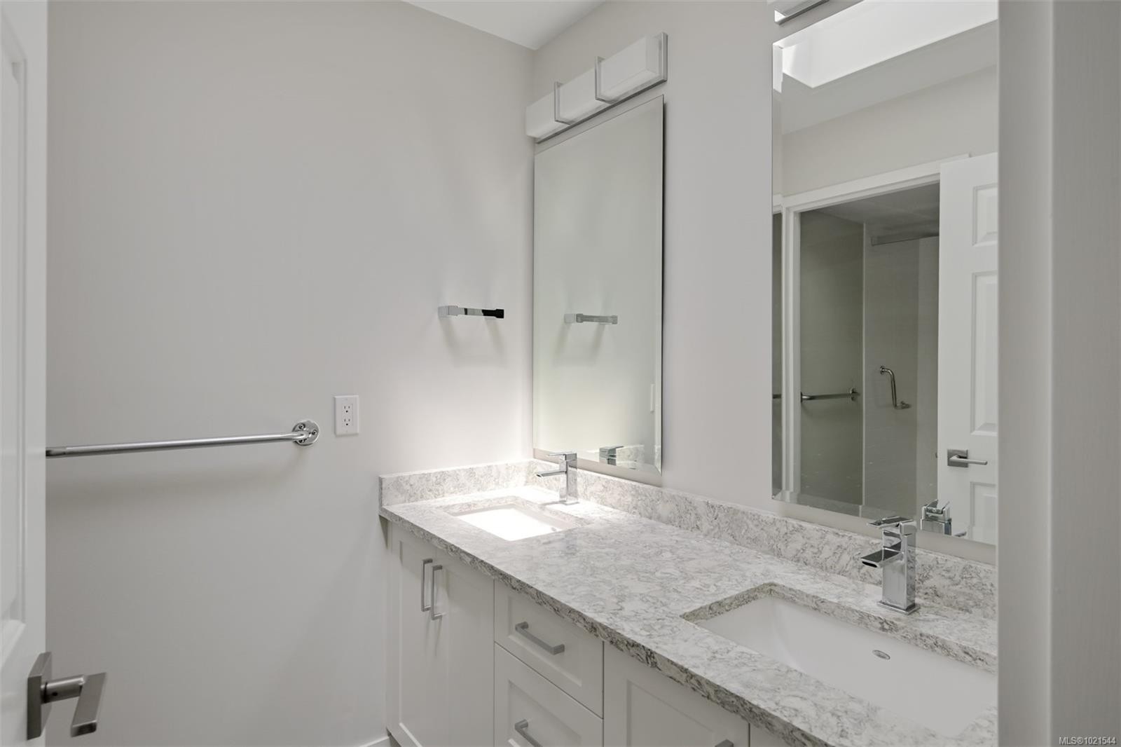 409-1370 Beach Dr, Oak Bay, BC - Indoor Photo Showing Bathroom