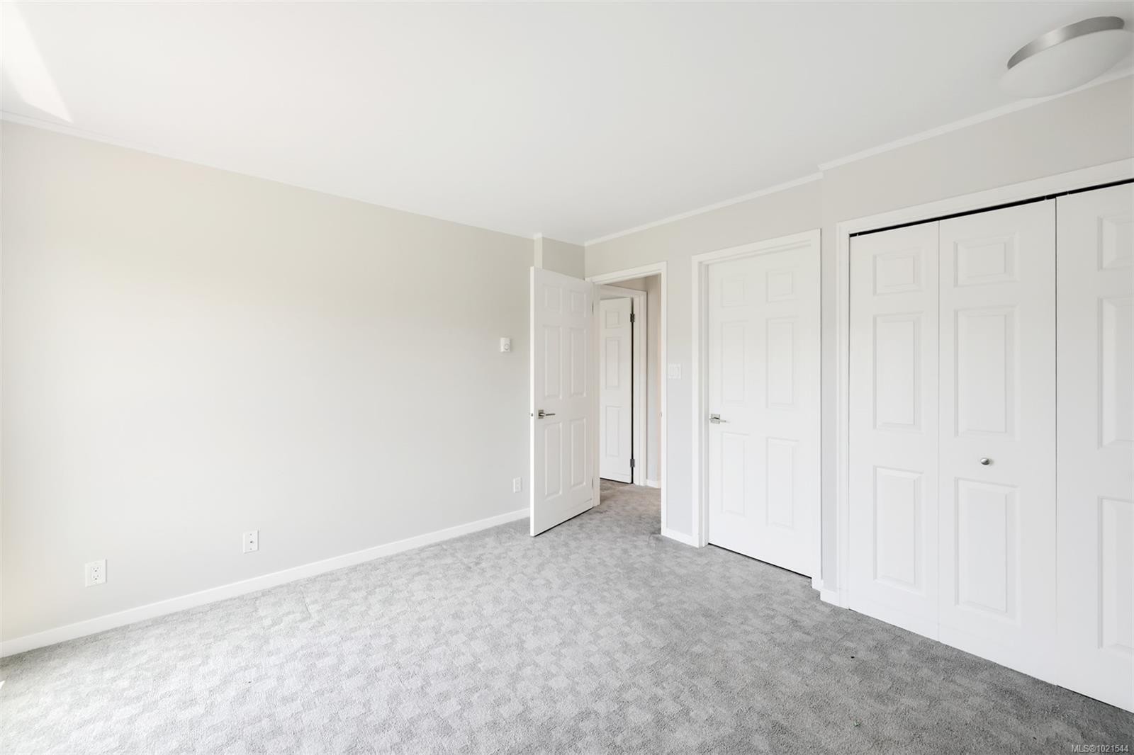 409-1370 Beach Dr, Oak Bay, BC - Indoor