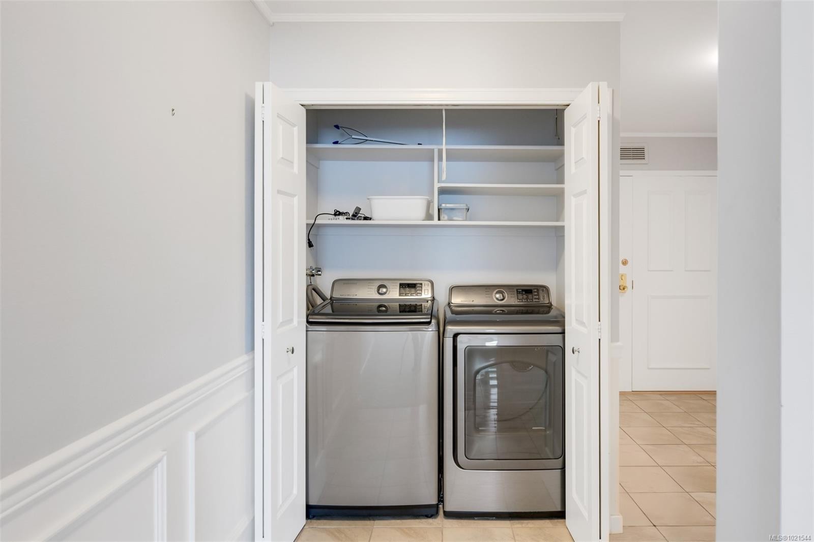 409-1370 Beach Dr, Oak Bay, BC - Indoor Photo Showing Laundry Room