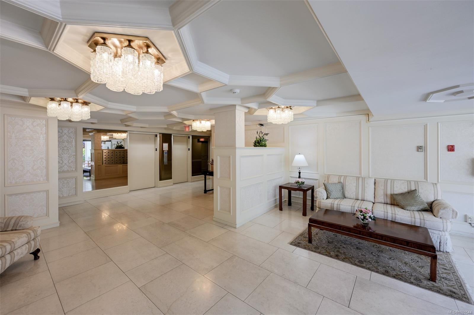 409-1370 Beach Dr, Oak Bay, BC - Indoor Photo Showing Other Room