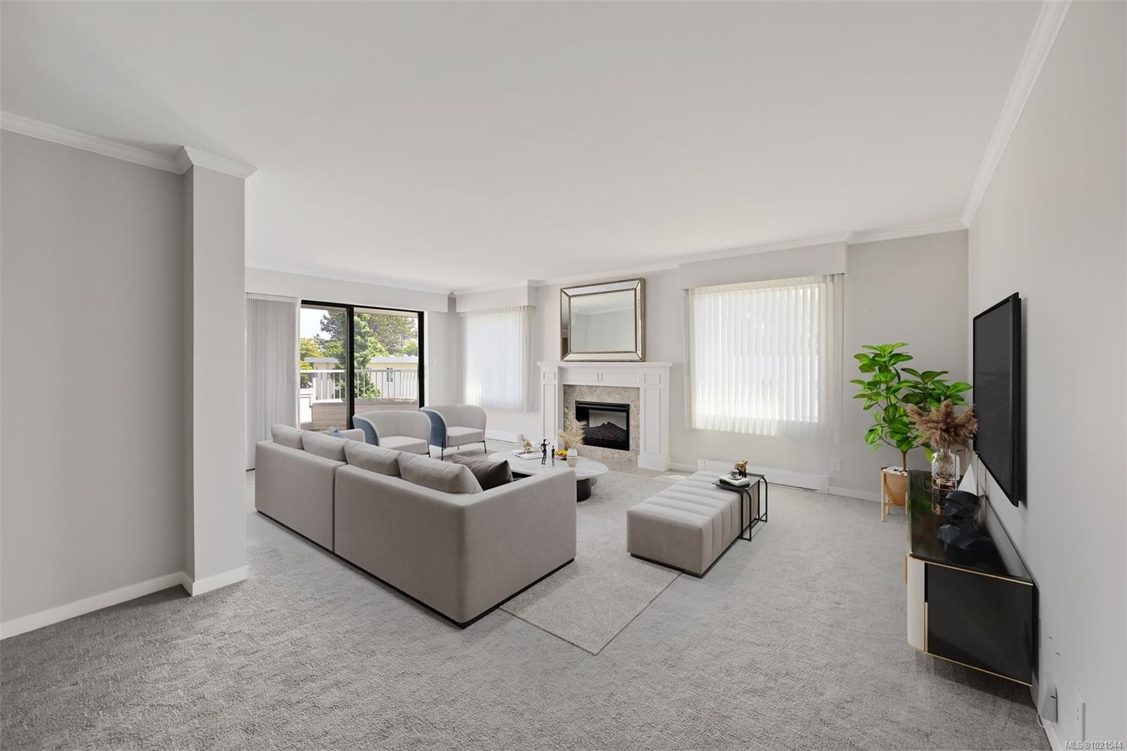 409-1370 Beach Dr, Oak Bay, BC - Indoor Photo Showing Living Room With Fireplace