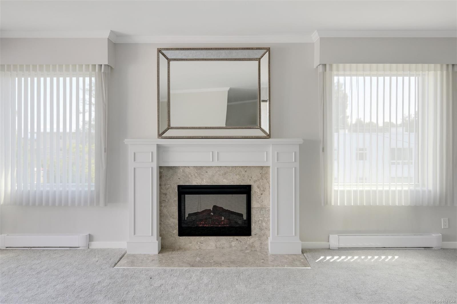 409-1370 Beach Dr, Oak Bay, BC - Indoor Photo Showing Living Room With Fireplace
