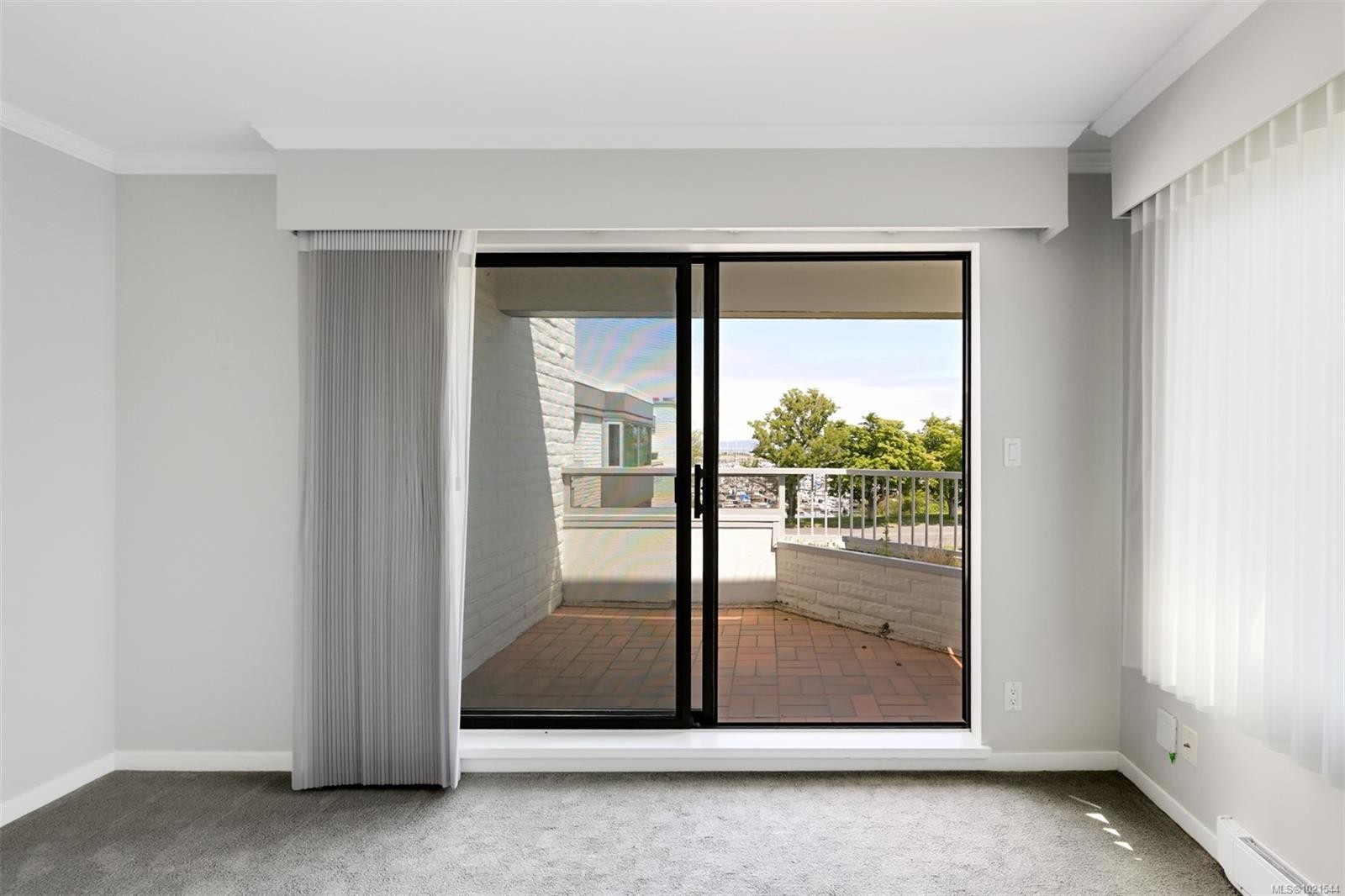 409-1370 Beach Dr, Oak Bay, BC - Indoor Photo Showing Other Room