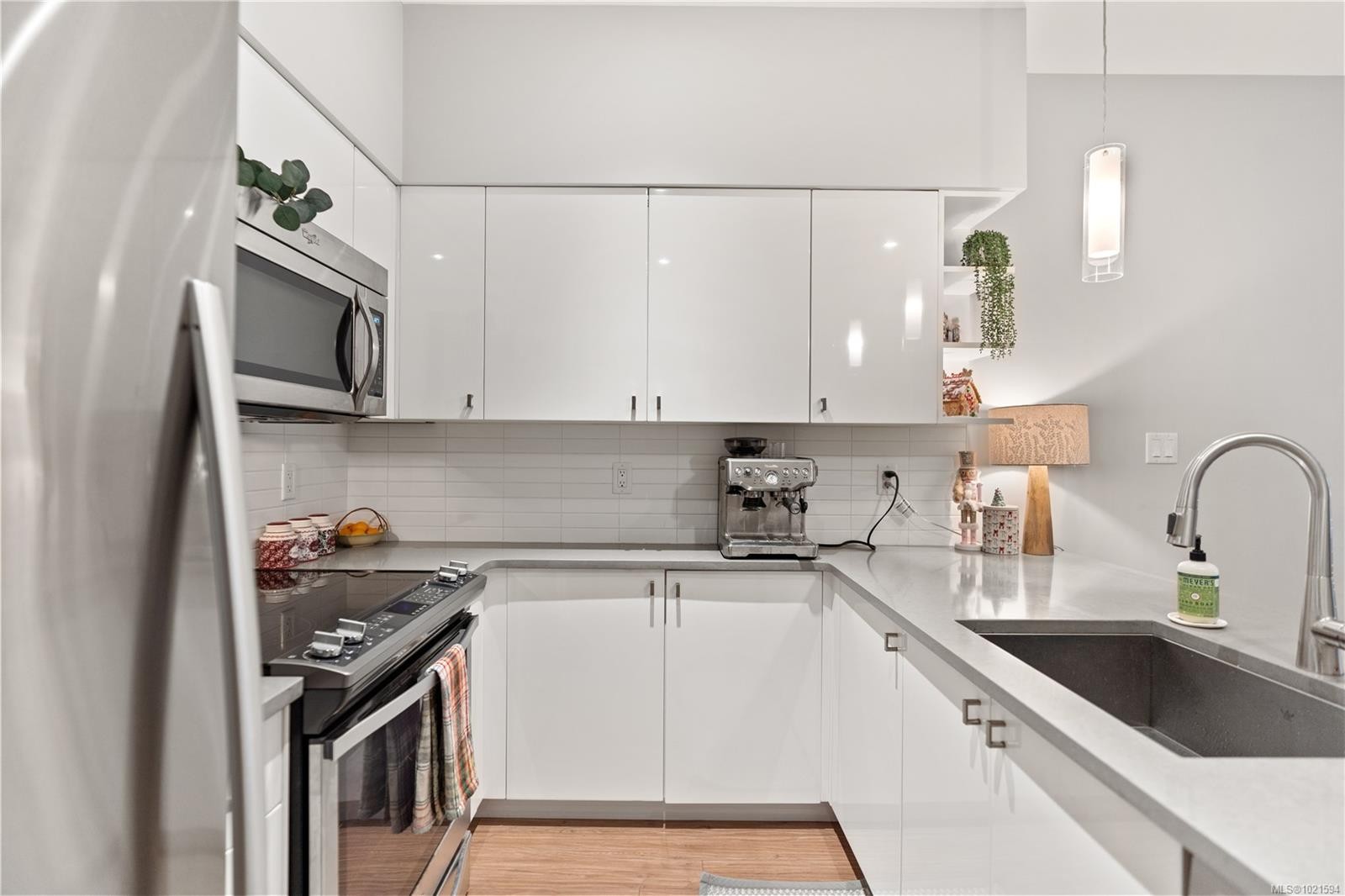 211-785 Tyee Rd, Victoria, BC - Indoor Photo Showing Kitchen With Upgraded Kitchen