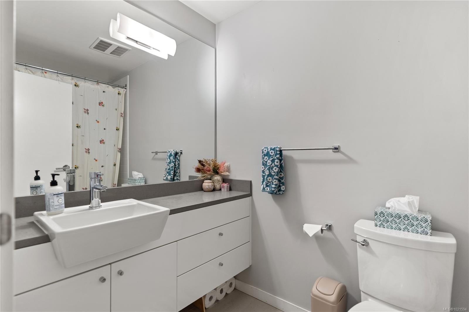 211-785 Tyee Rd, Victoria, BC - Indoor Photo Showing Bathroom